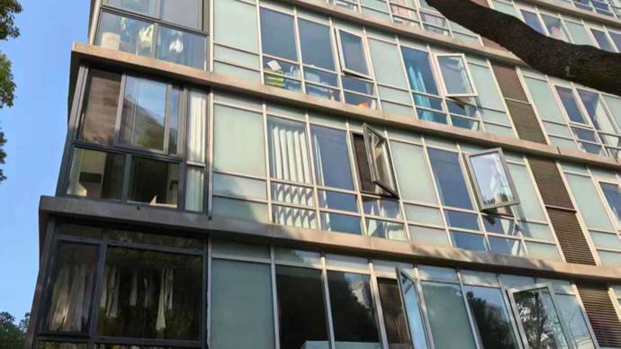 leyu集团-上海一小区业主发现：家中落地窗竟属玻璃幕墙！装修更换被阻引发矛盾